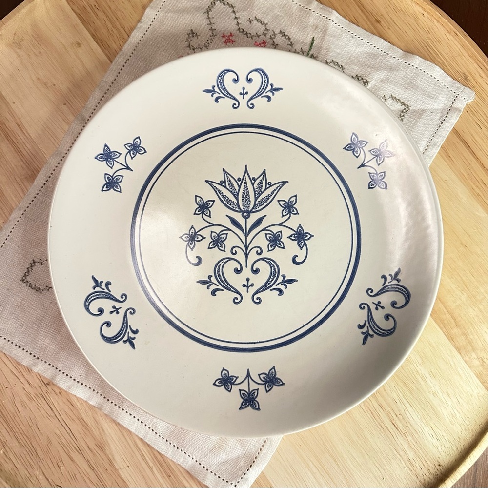 Sheffield Provincial Blue Folk Art Tulip 10” Dinner Plate USA